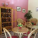 Cundari Ξενοδοχείο *