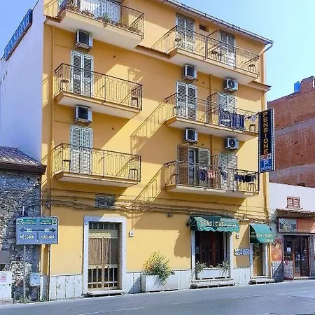 Hotel Cundari *